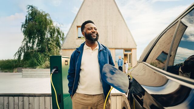 Kvinde der sidder i et vindue med en computer